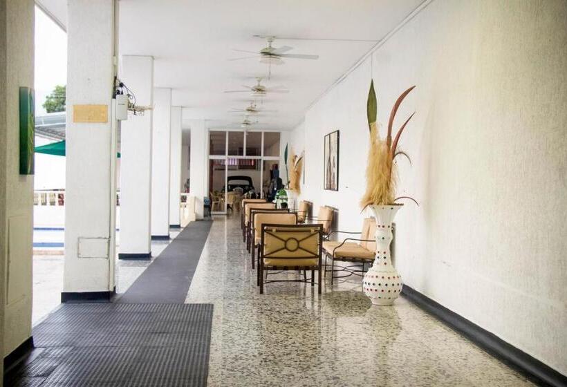 هتل Mall Santana Del Río