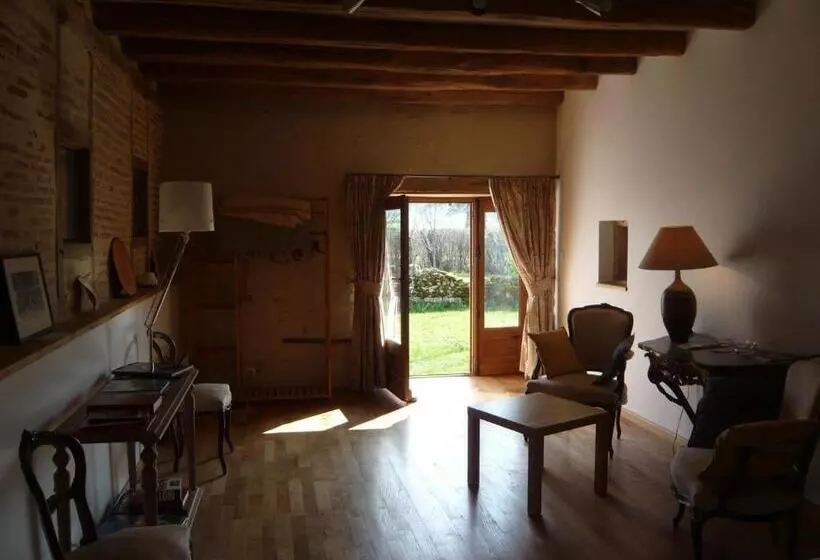 ペンション La Thibaude   Livry