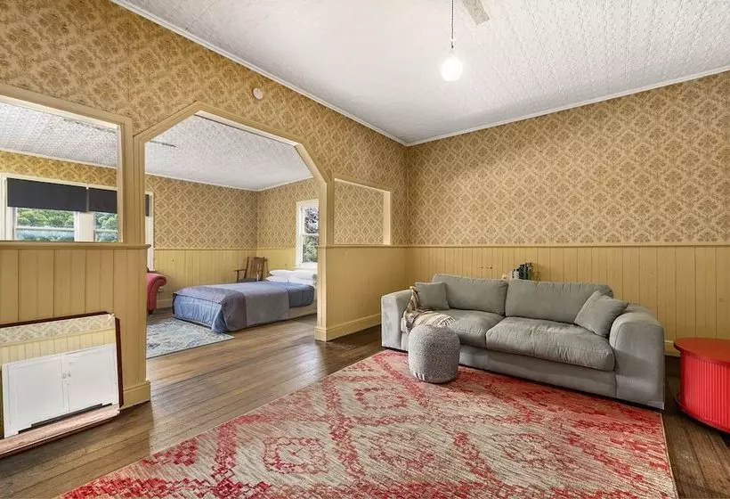 Hostelli The National Park  & Pub