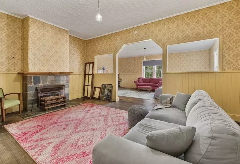 Hostelli The National Park  & Pub