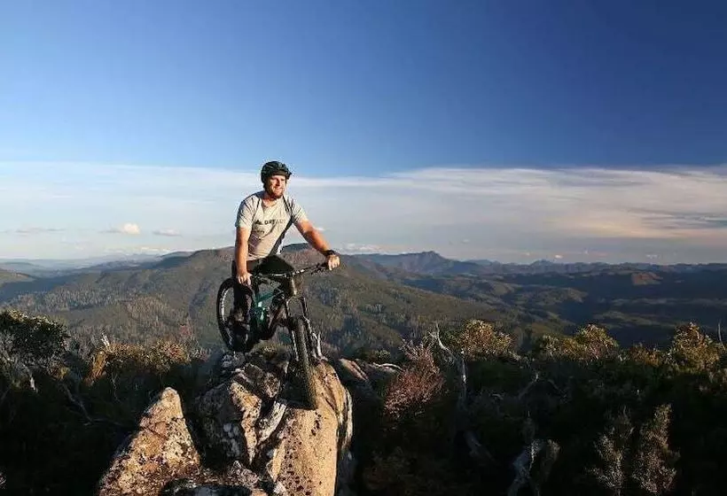 Hostelli The National Park  & Pub