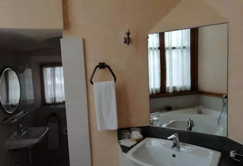 Castello Di Compiano Hotel Relais Museum