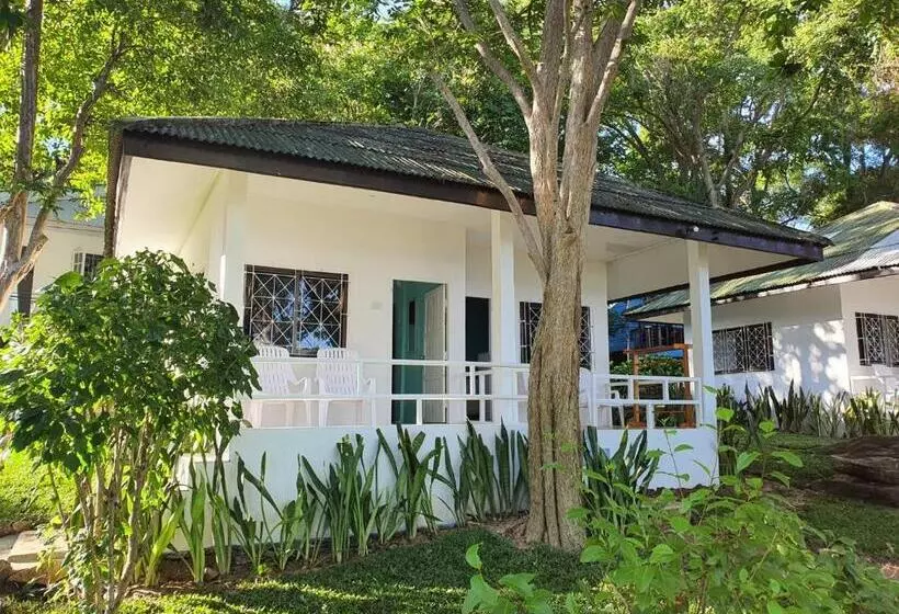 هتل Blue Bay Bungalow
