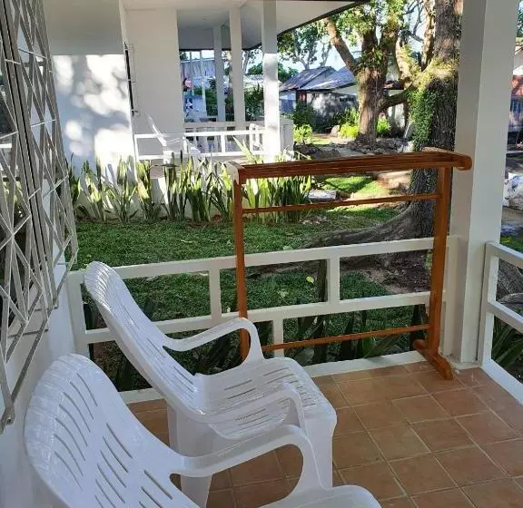 هتل Blue Bay Bungalow