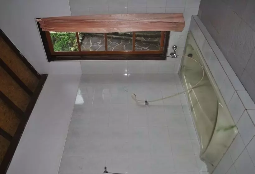 ホテル Enjung Beji Resor