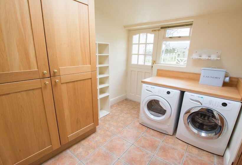 Bridge Cottage Croyde 3 4 Bed, Sleeps 8, Hot Tub