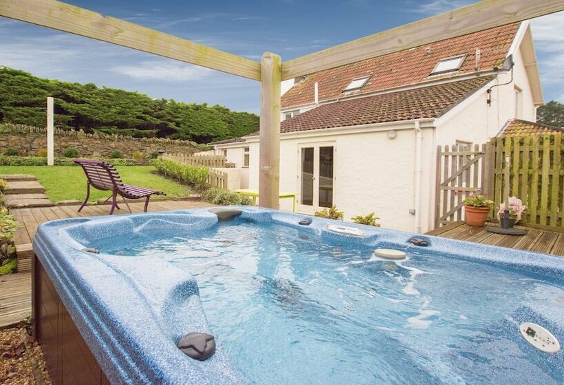 Bridge Cottage Croyde 3 4 Bed, Sleeps 8, Hot Tub