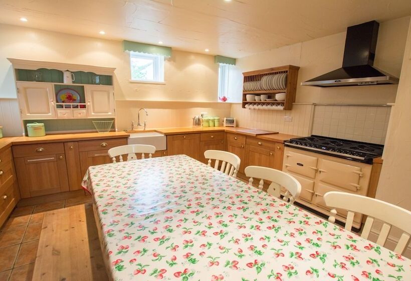 Bridge Cottage Croyde 3 4 Bed, Sleeps 8, Hot Tub