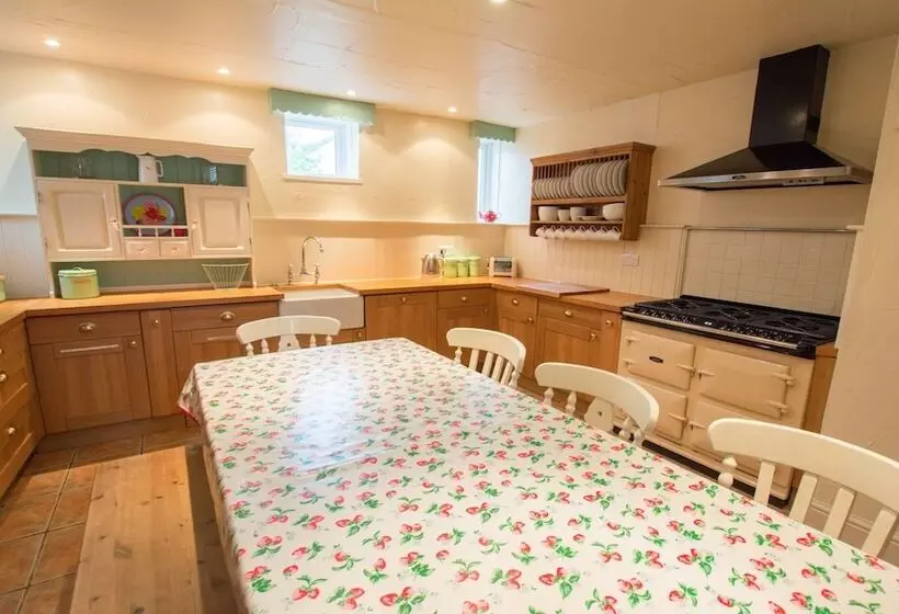 Bridge Cottage Croyde 3 4 Bed, Sleeps 8, Hot Tub