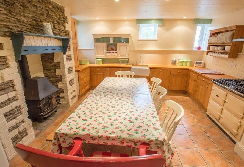 Bridge Cottage Croyde 3 4 Bed, Sleeps 8, Hot Tub
