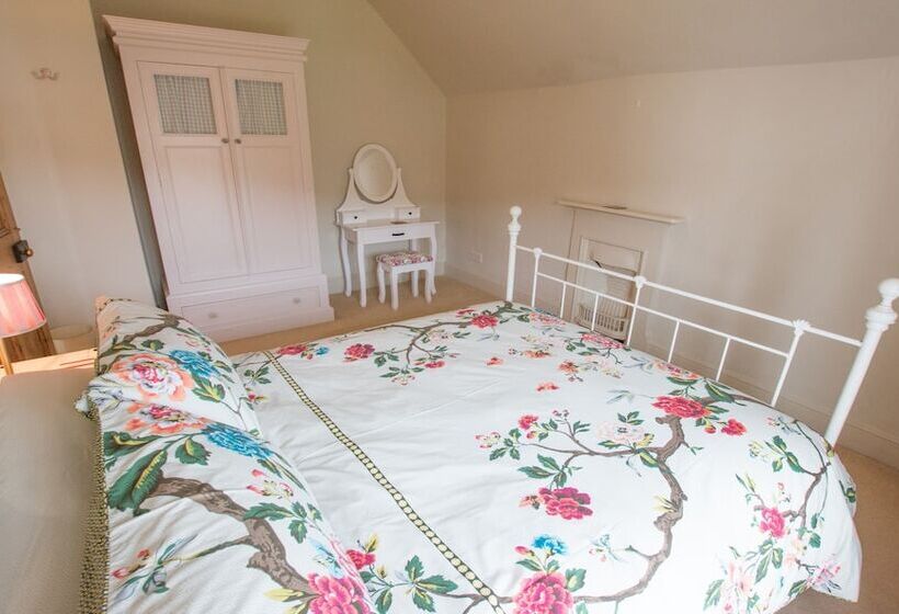 Bridge Cottage Croyde 3 4 Bed, Sleeps 8, Hot Tub
