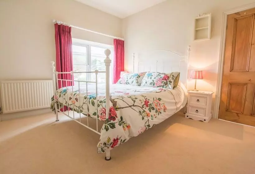 Bridge Cottage Croyde 3 4 Bed, Sleeps 8, Hot Tub