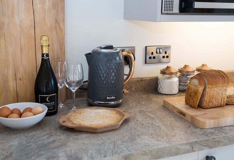 Braisty Woods   Knotty & Nice