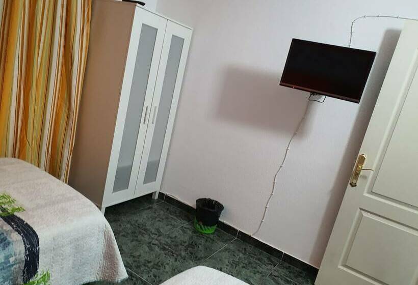 펜션 Low Cost Room Plaza de Hierro III
