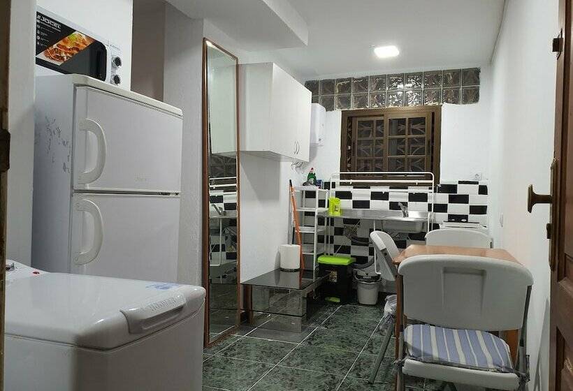 펜션 Low Cost Room Plaza de Hierro III