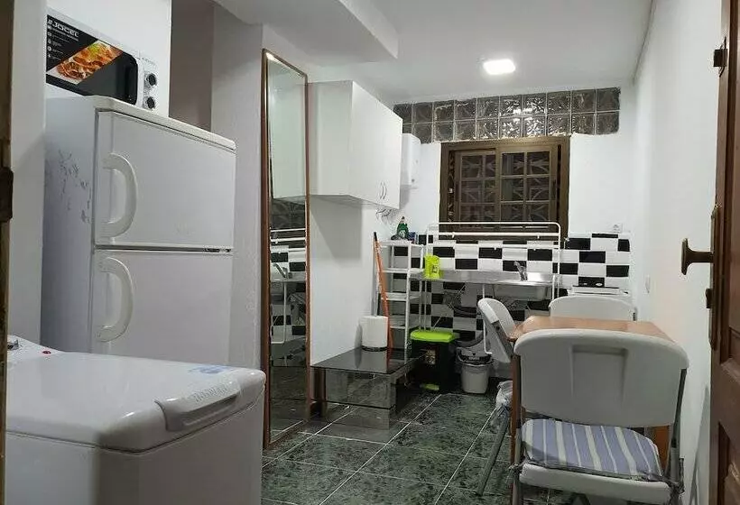 Majatalo Low Cost Room Plaza de Hierro III