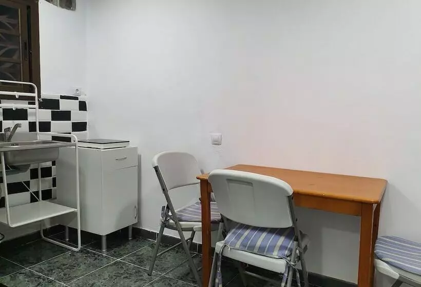 Majatalo Low Cost Room Plaza de Hierro III