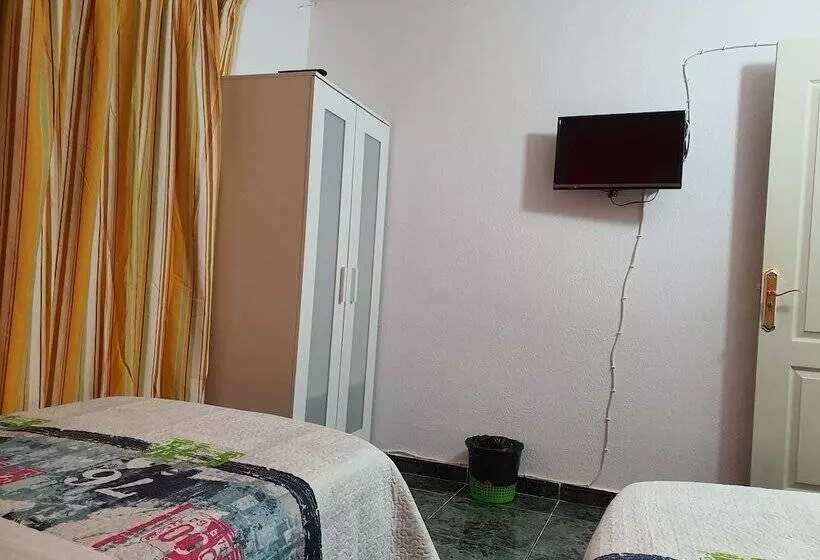 Majatalo Low Cost Room Plaza de Hierro III