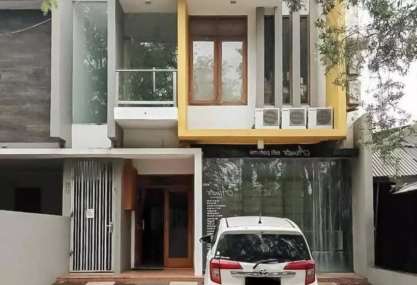 Hotelli Aimer Guest House Syariah Mitra Reddoorz