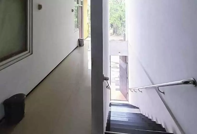 Hotelli Aimer Guest House Syariah Mitra Reddoorz