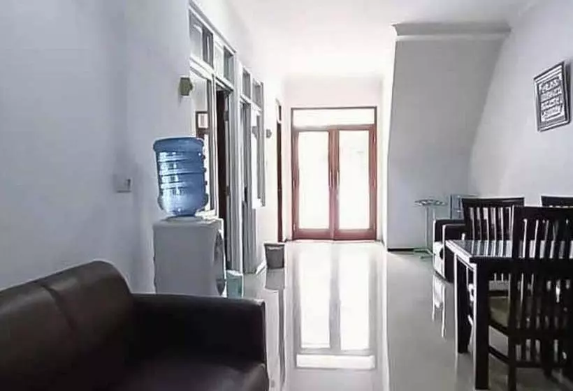 Hotelli Aimer Guest House Syariah Mitra Reddoorz