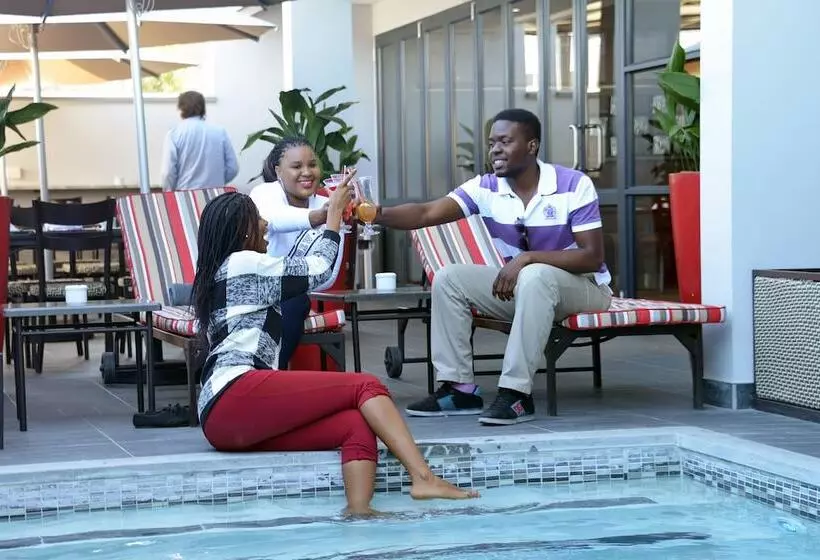 هتل Indaba Lodge Gaborone