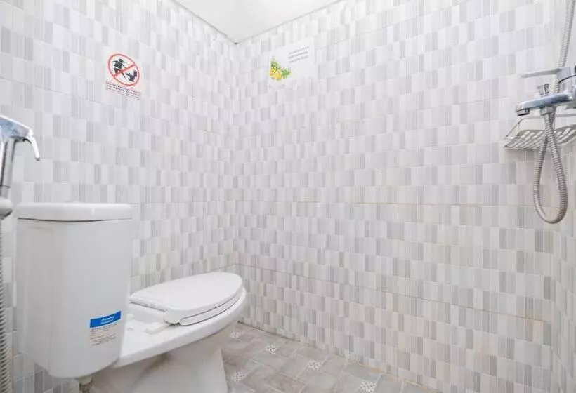 Hotelli Reddoorz Near Kampung Inggris Pare