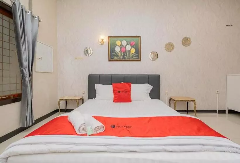 Hotelli Reddoorz Near Kampung Inggris Pare