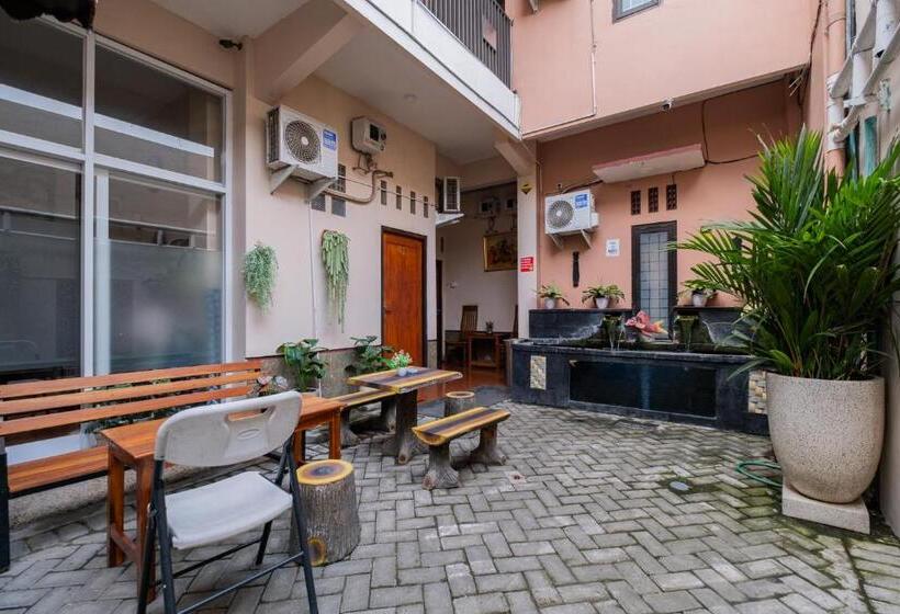 Hotel Reddoorz Near Kampung Inggris Pare