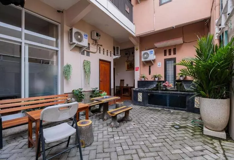 Hotelli Reddoorz Near Kampung Inggris Pare