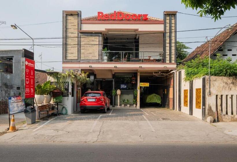 Hotel Reddoorz Near Kampung Inggris Pare