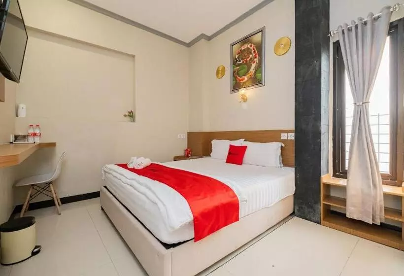 Hotelli Reddoorz Near Kampung Inggris Pare