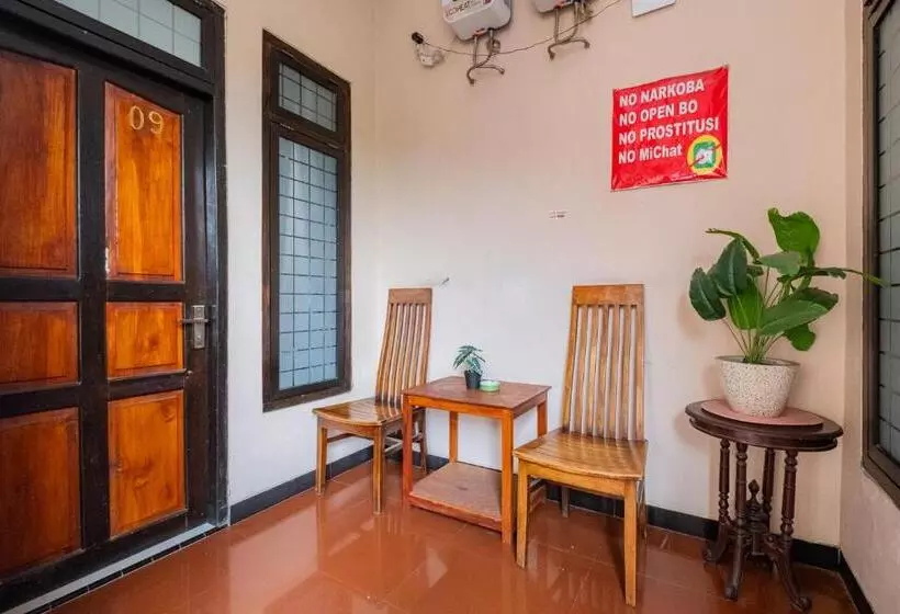 Hotelli Reddoorz Near Kampung Inggris Pare