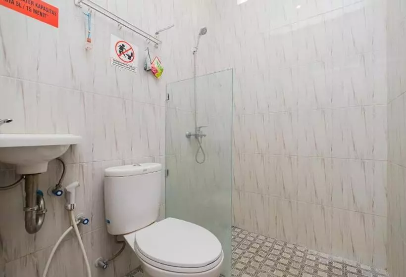 Hotelli Reddoorz Near Kampung Inggris Pare