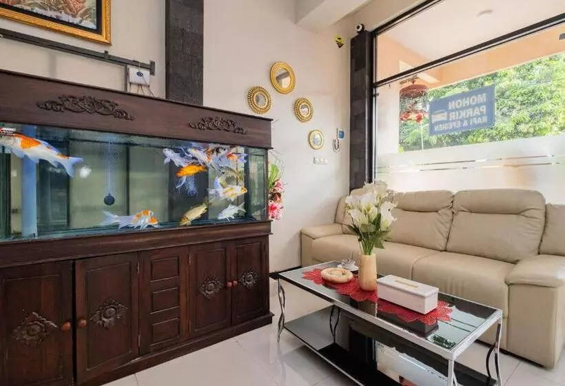 Hotelli Reddoorz Near Kampung Inggris Pare