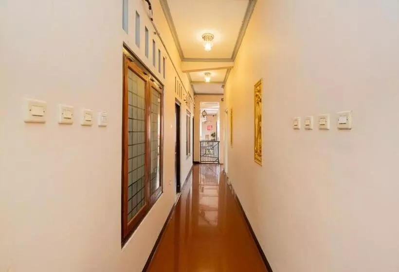 Hotelli Reddoorz Near Kampung Inggris Pare