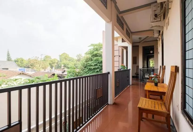 Hotelli Reddoorz Near Kampung Inggris Pare