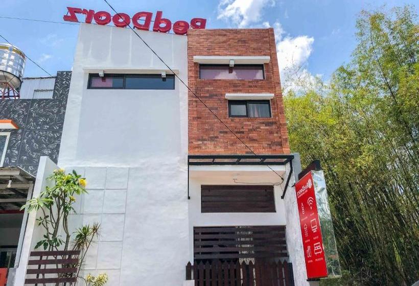 בית מלון כפרי Reddoorz Syariah @ Jalan Saxophone Malang