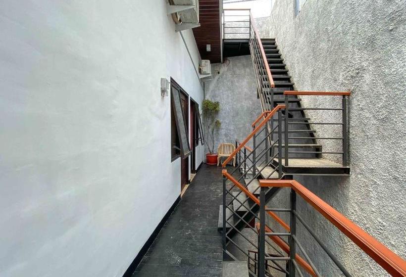 בית מלון כפרי Reddoorz Syariah @ Jalan Saxophone Malang