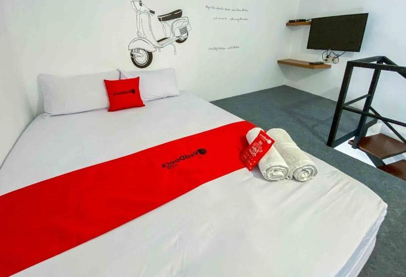 בית מלון כפרי Reddoorz Syariah @ Jalan Saxophone Malang