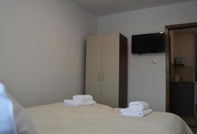 پانسیون Cazare 77