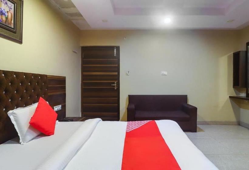 Отель Oyo 74639 Aman Palace