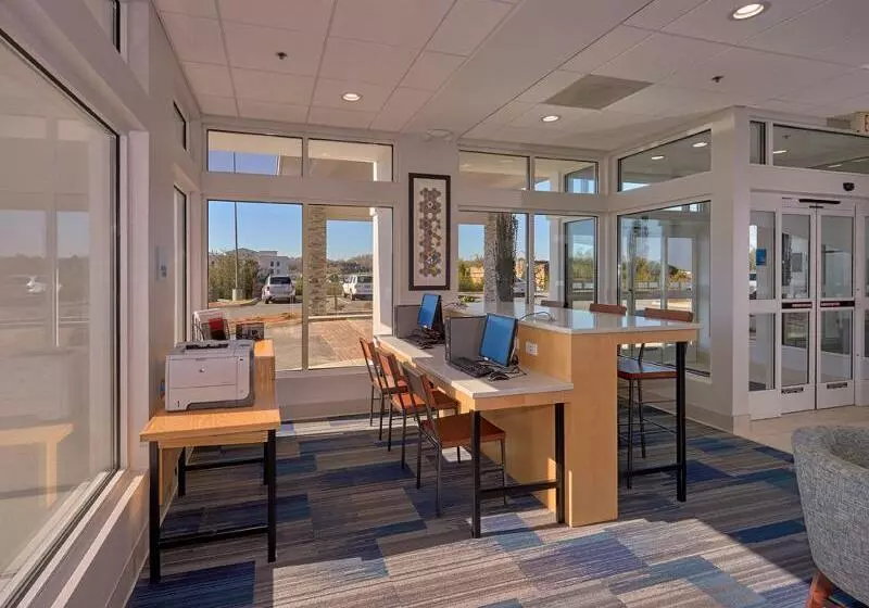 فندق Holiday Inn Express And Suites Pigeon Forge Sevierville By Ihg