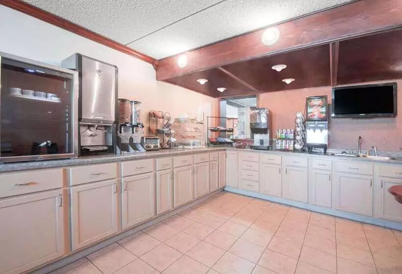 هتل Knights Inn And Suites   Grand Forks