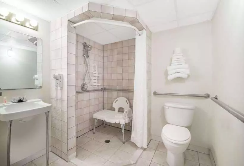 هتل Knights Inn And Suites   Grand Forks