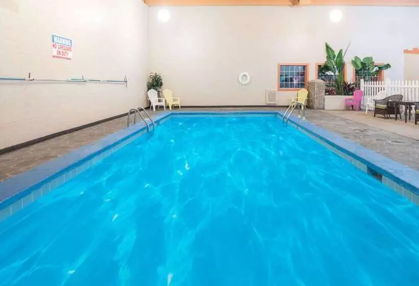 هتل Knights Inn And Suites   Grand Forks