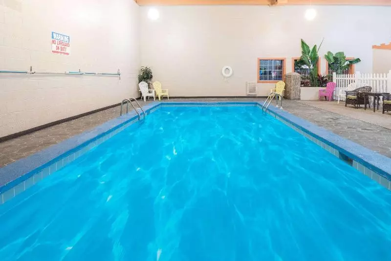 هتل Knights Inn And Suites   Grand Forks