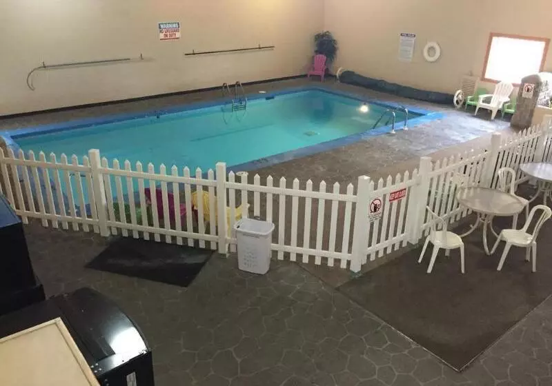 هتل Knights Inn And Suites   Grand Forks