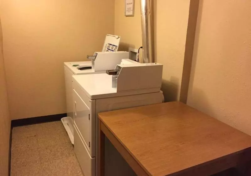 هتل Knights Inn And Suites   Grand Forks