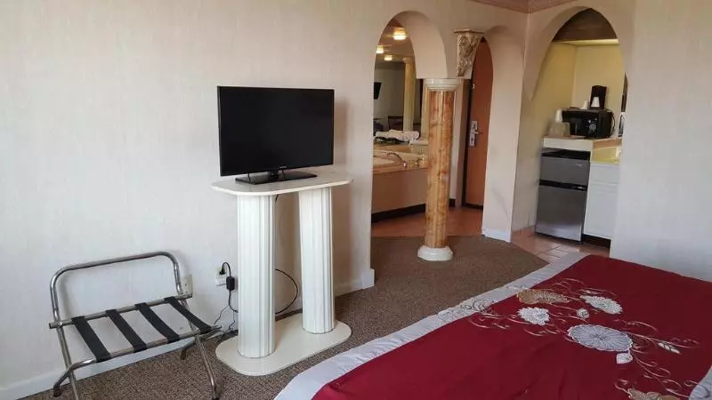 هتل Knights Inn And Suites   Grand Forks